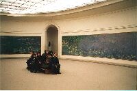 オランジュリー美術館の中のモネの睡蓮